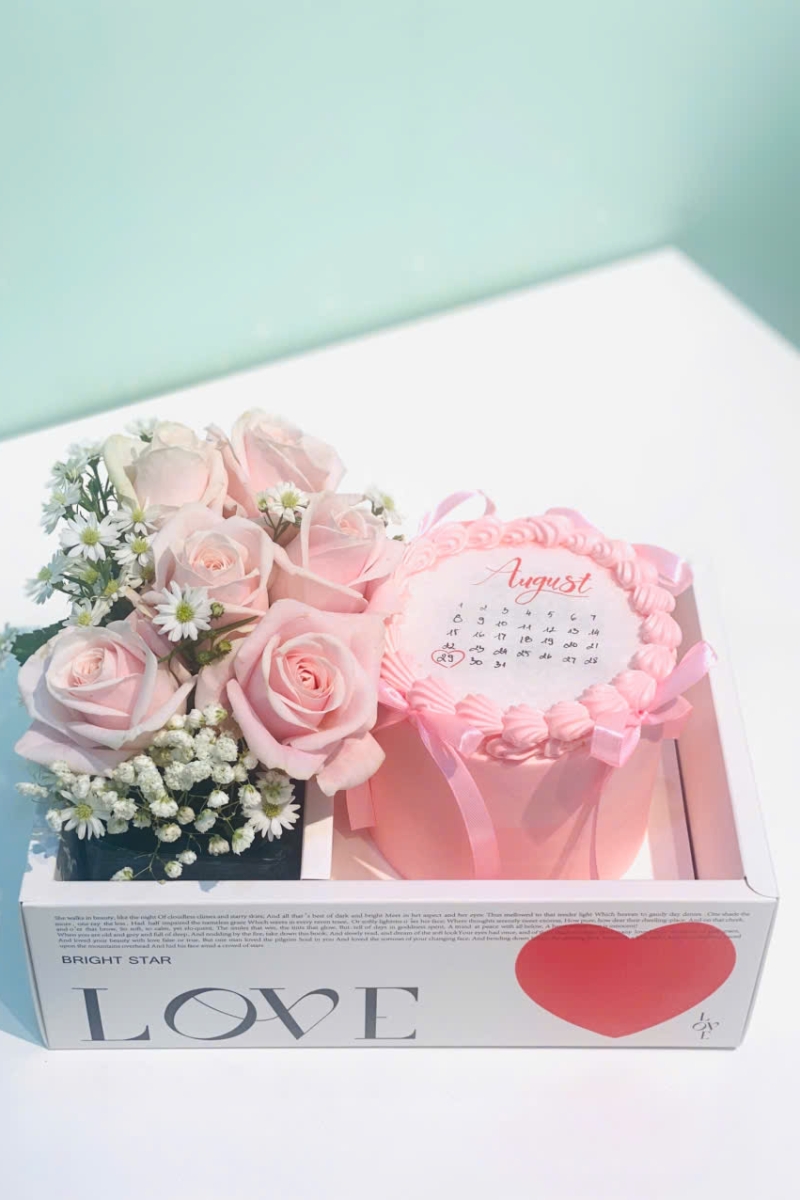 Set bánh kem đốt tròn và hoa