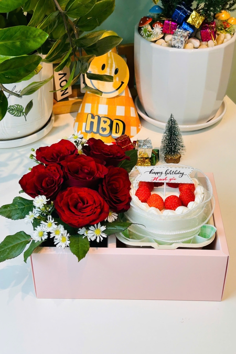 Set bento dâu và hoa