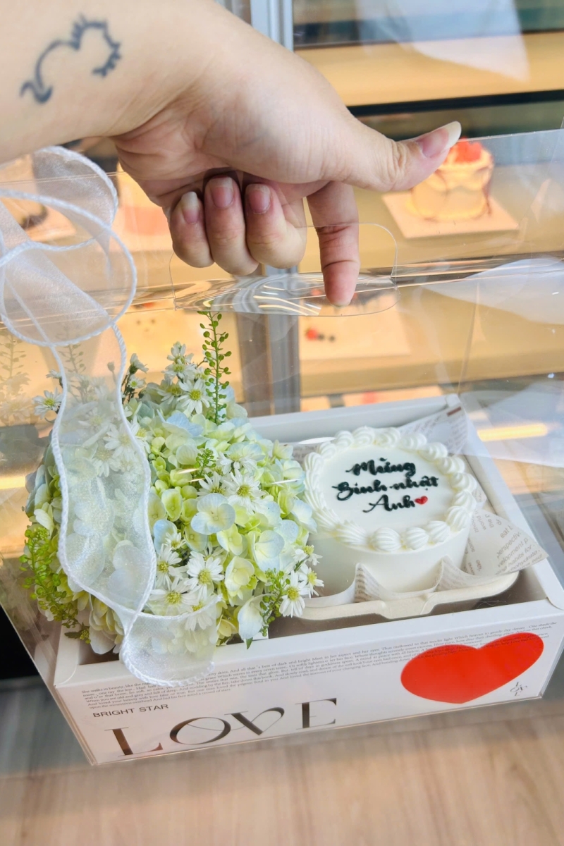 Sét bánh kem tươi và hoa cẩm tú cầu