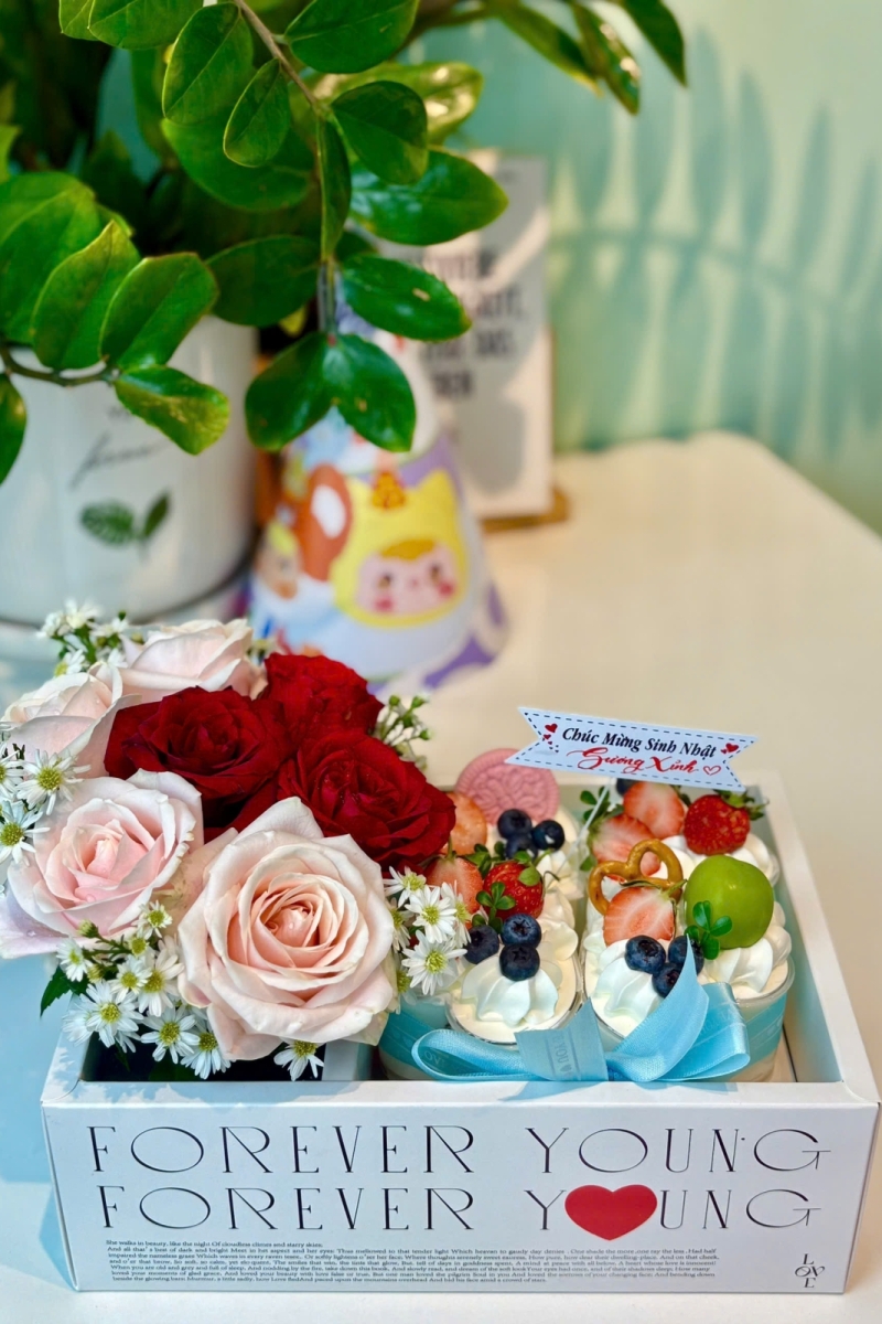 Set bánh 4 panacotta và hoa hồng