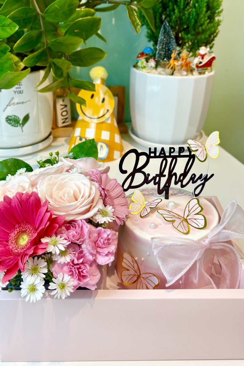 Set bánh và hoa đa sắc