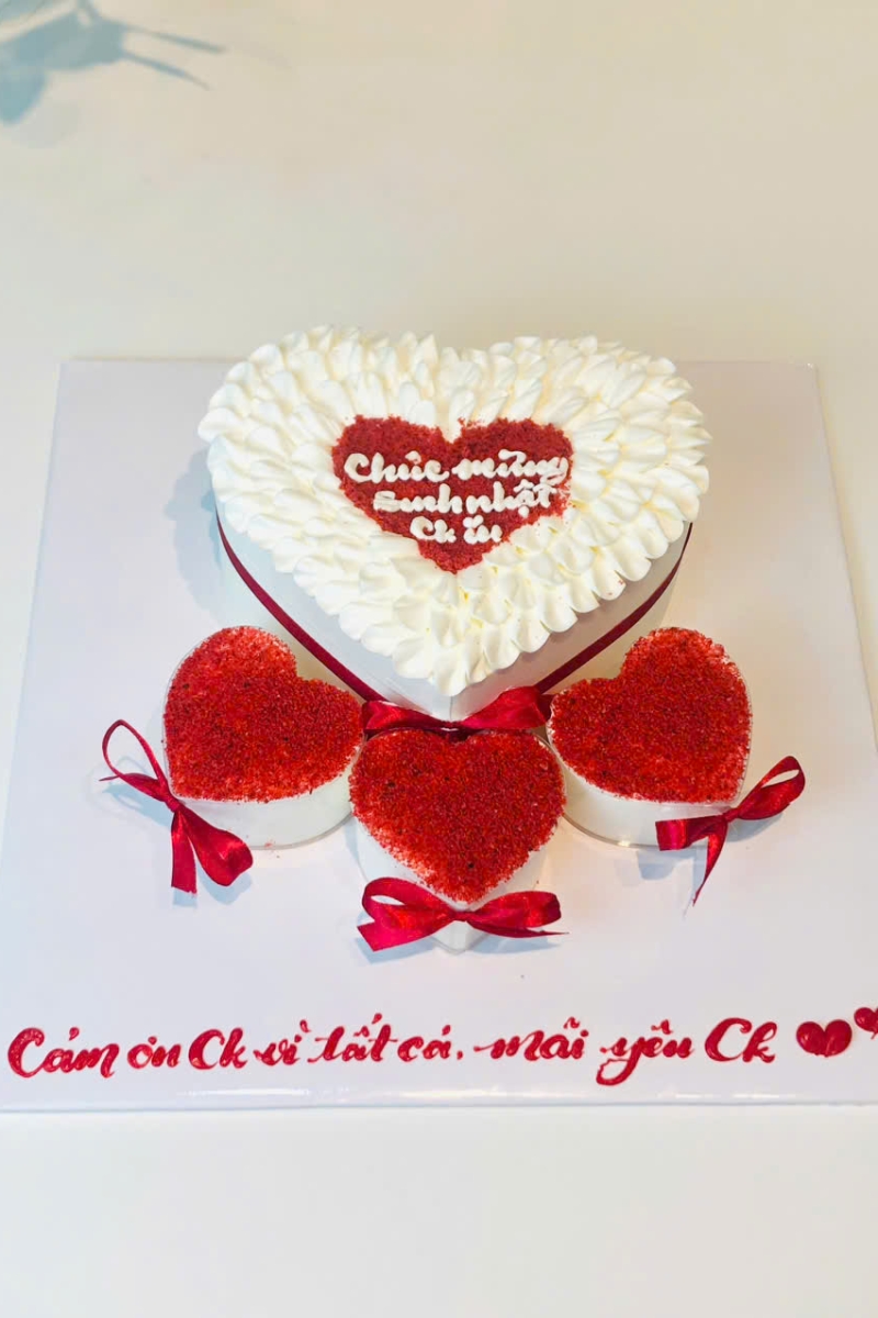 Bánh kem trái tim 18 và 3 cup cake