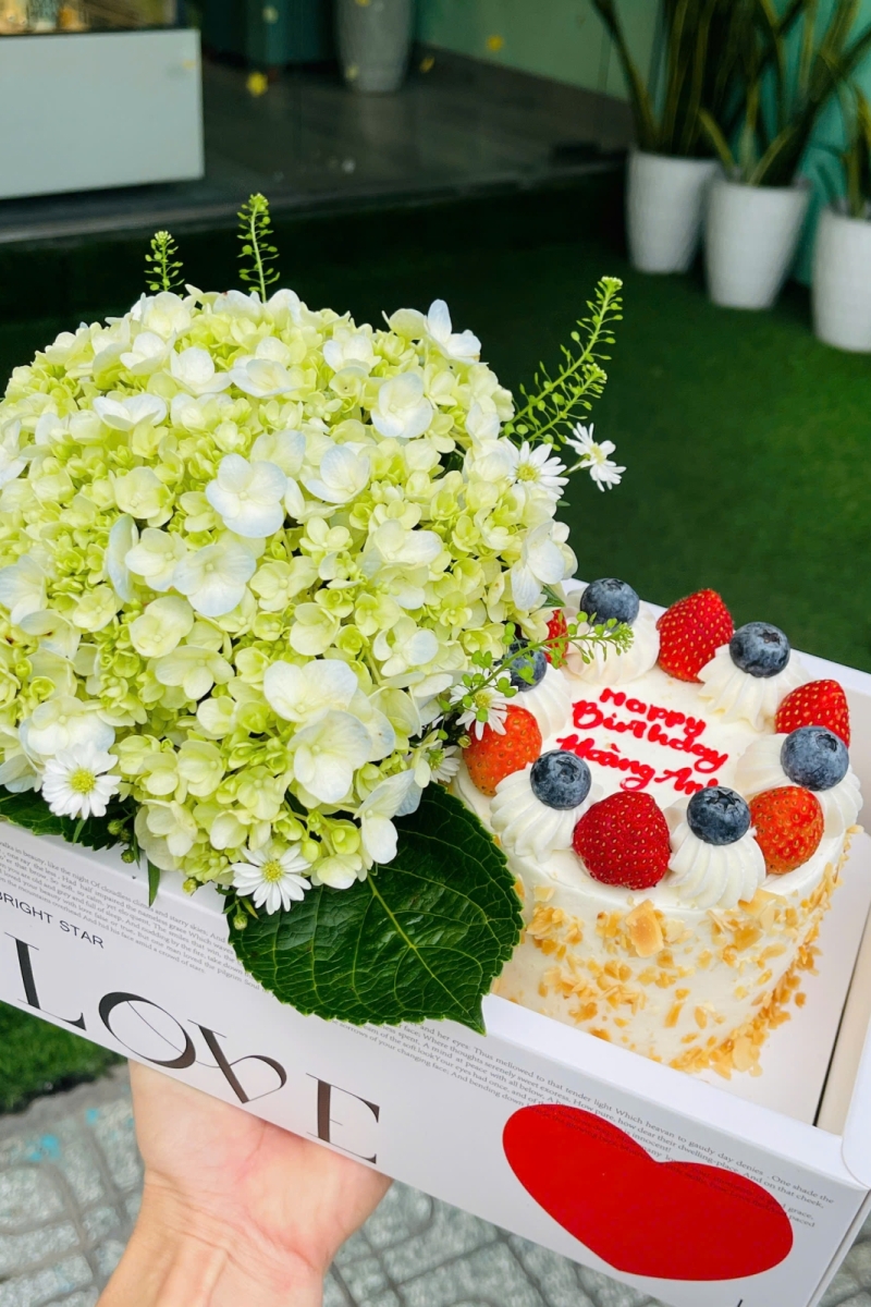 Set bánh kem bắp và hoa