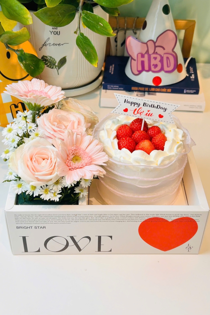 Set bánh kem dâu size 12 và hoa