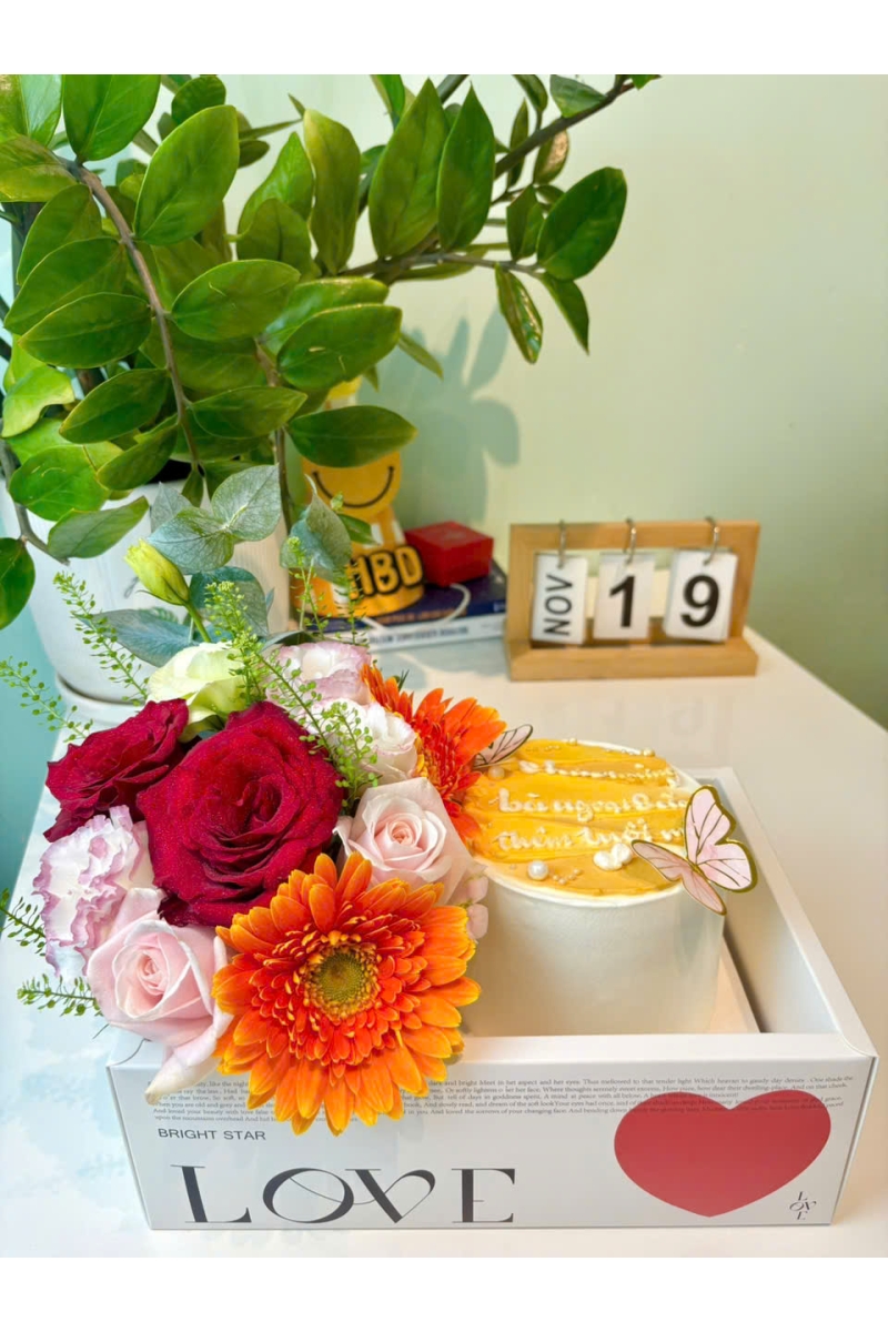 Set bánh và hoa đa sắc