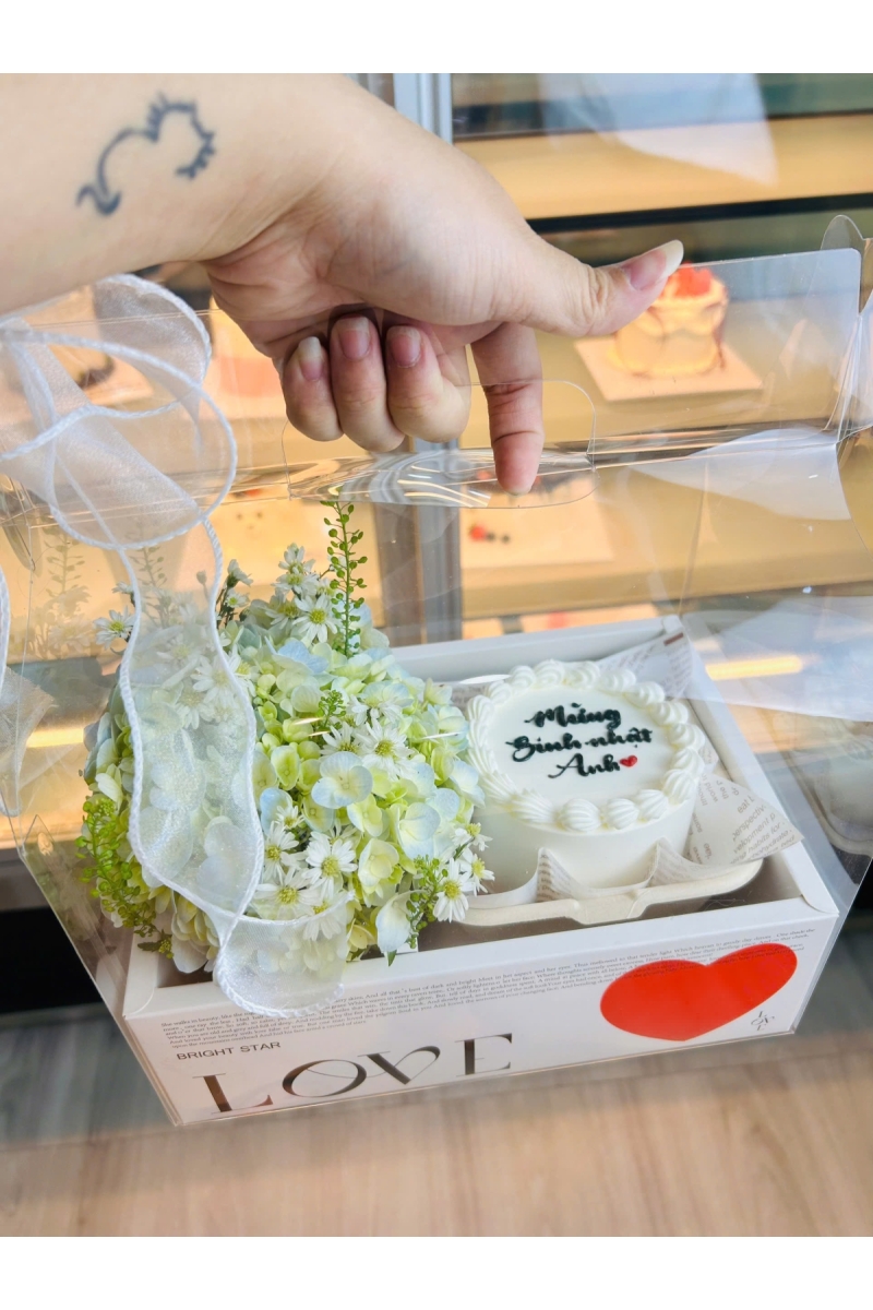 Sét bánh kem tươi và hoa cẩm tú cầu