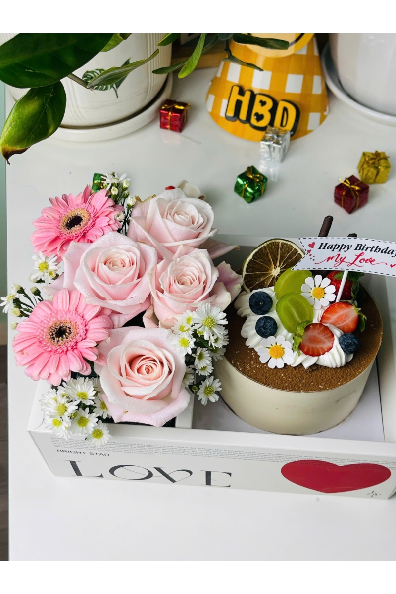 Sét bánh tiramisu và hoa