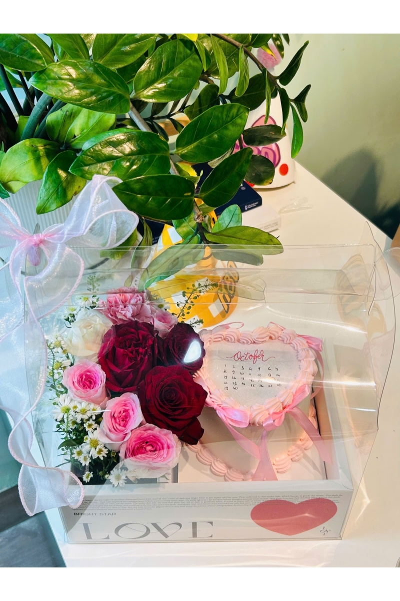 Set bánh kem đốt trái tim và hoa