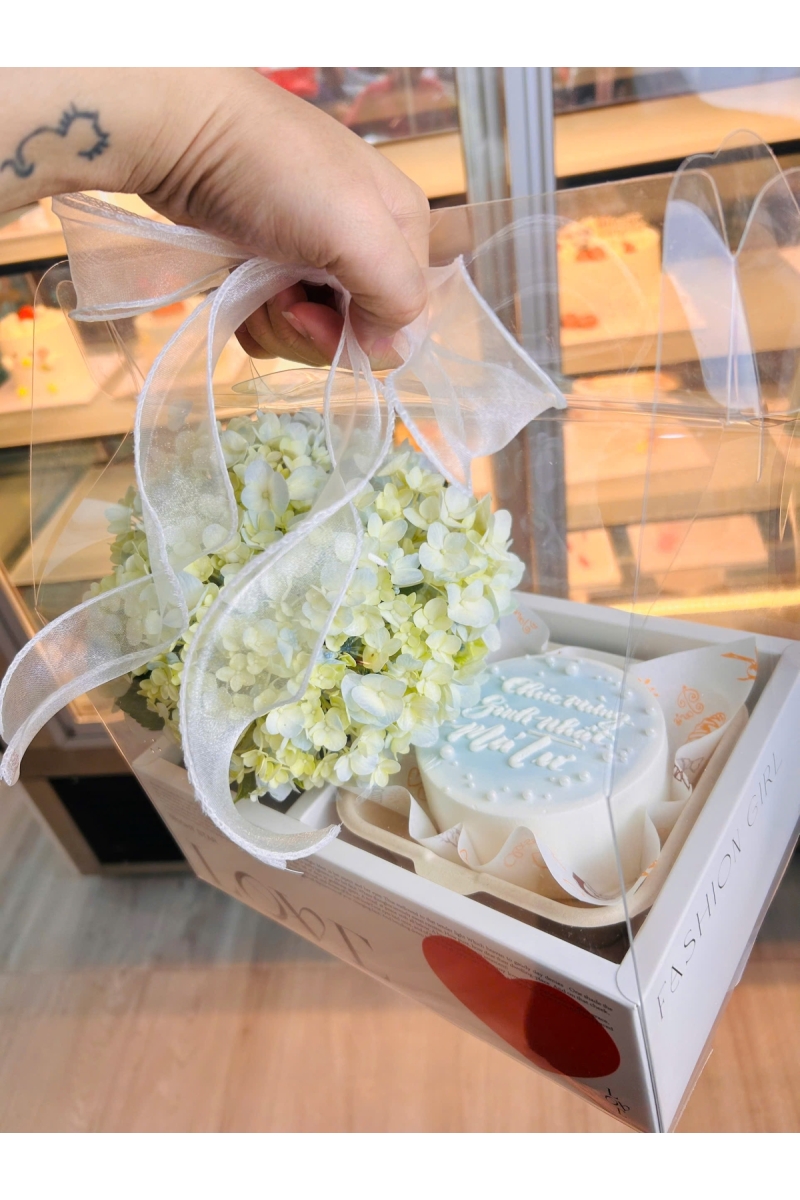 Sét bánh kem tươi và hoa cẩm tú cầu