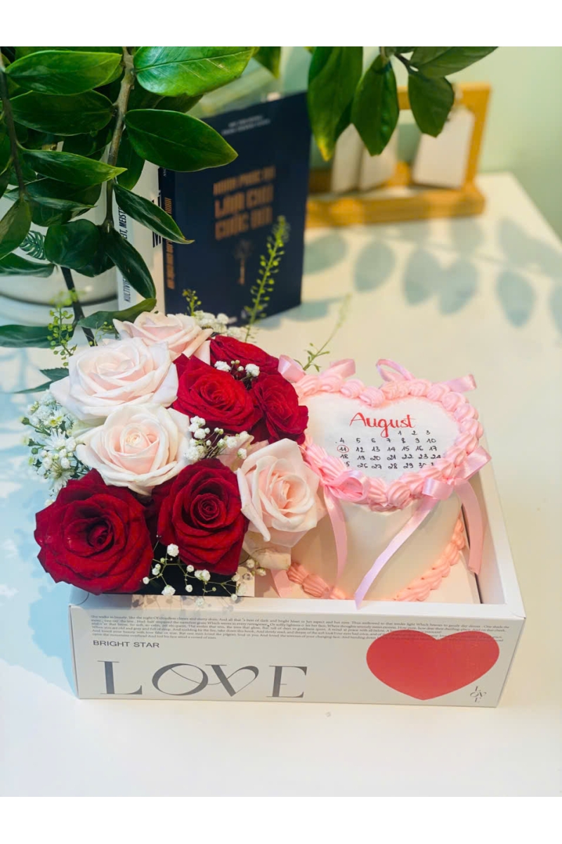 Set bánh kem đốt trái tim và hoa