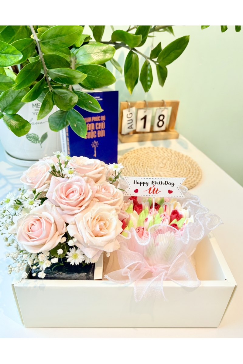 Sét bánh kem tulip và hoa đa sắc