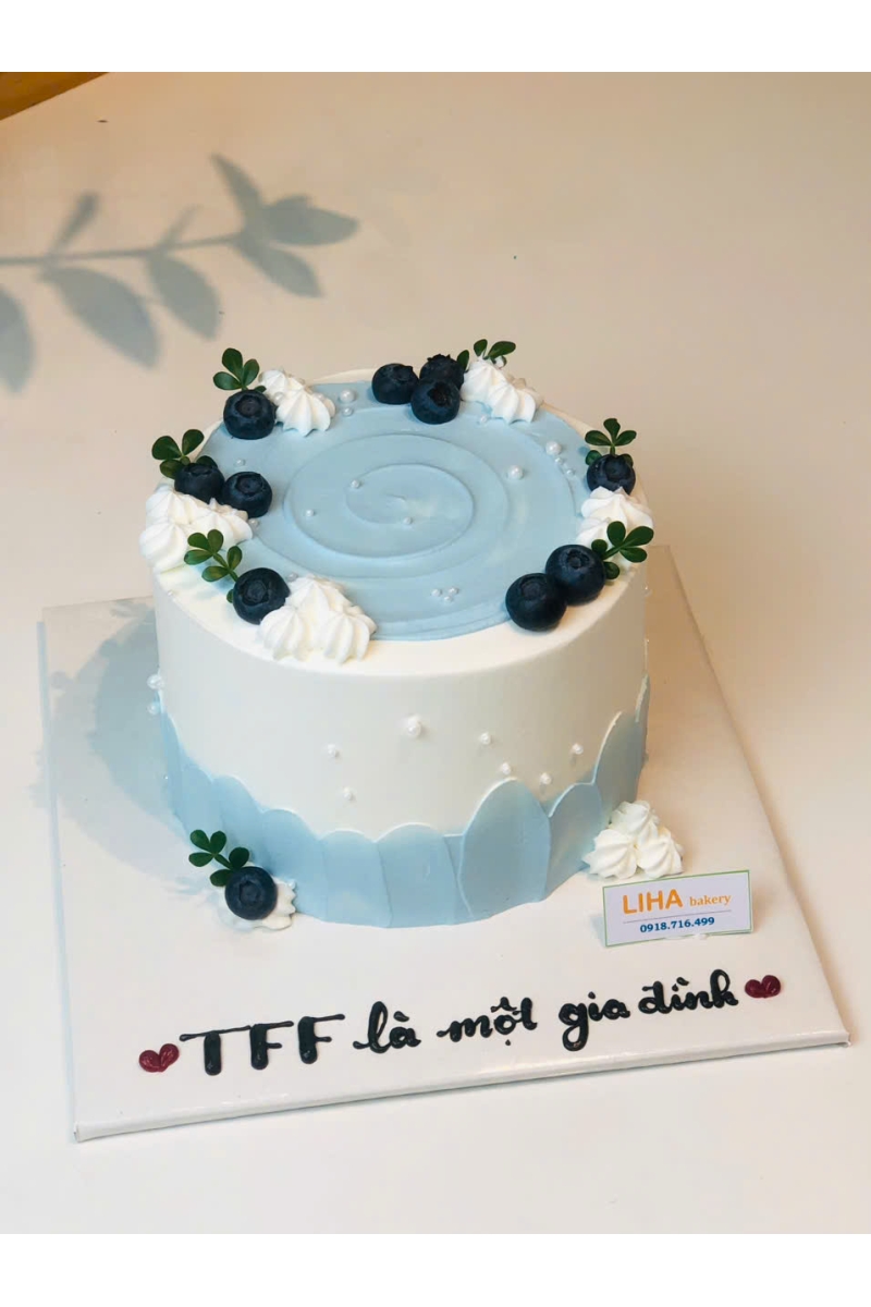 Bánh kem trang trí màu blue pastel đơn giản 