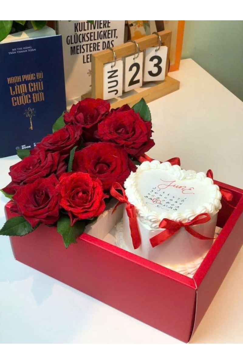 Set bánh kem đốt trái tim và hoa