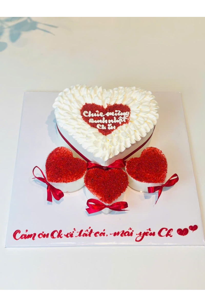Bánh kem trái tim 18 và 3 cup cake