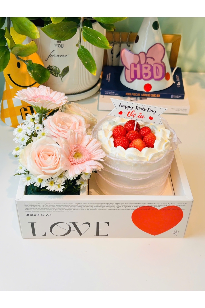 Set bánh kem dâu size 12 và hoa